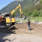 Terrassement d'un terrain à l'aide d'une mini pelle